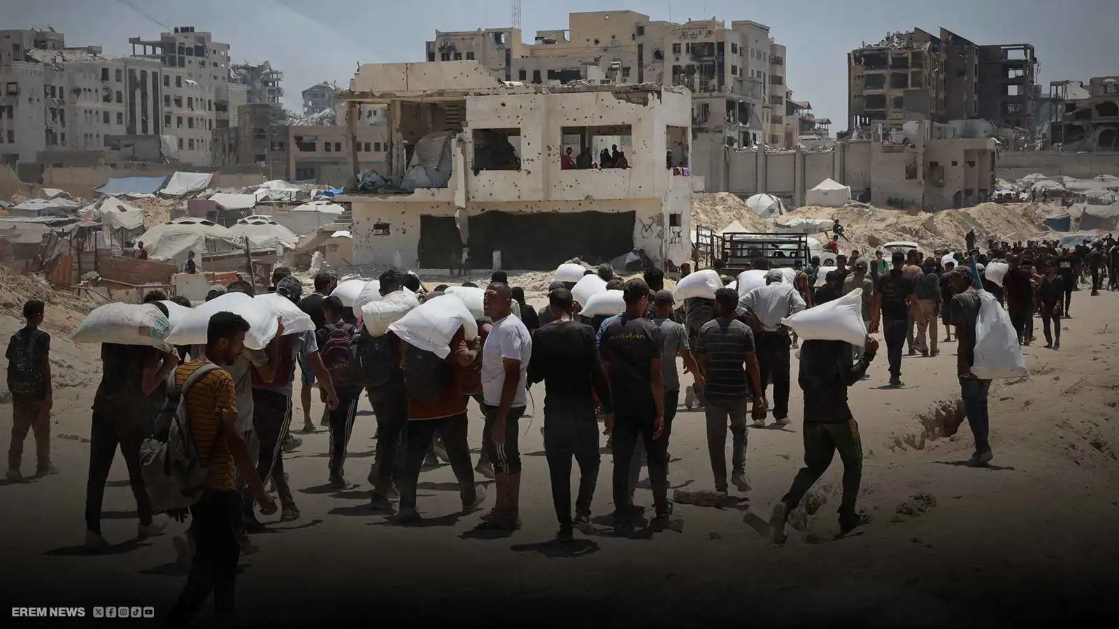 أكياس الطحين في غزة