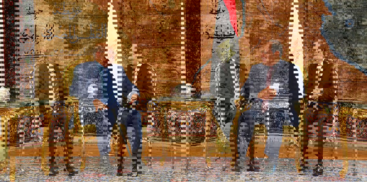 البشير في القاهرة.. هل خلع الرئيس السوداني العباءة "التركية القطرية"؟