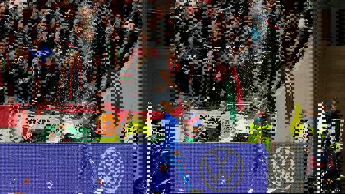 الفيفا يتعهد بـ"إجراءات مناسبة" تجاه جمهور المجر بعد الهتافات العنصرية ضد لاعبي إنجلترا