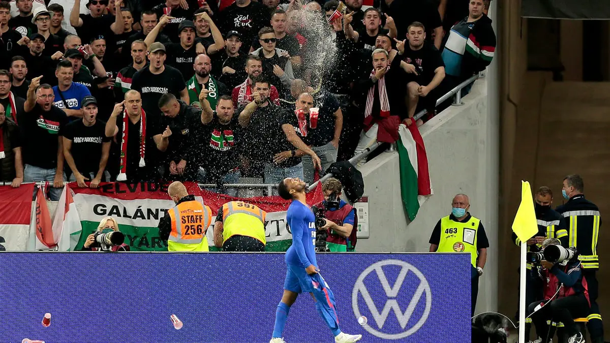 الفيفا يتعهد بـ"إجراءات مناسبة" تجاه جمهور المجر بعد الهتافات العنصرية ضد لاعبي إنجلترا