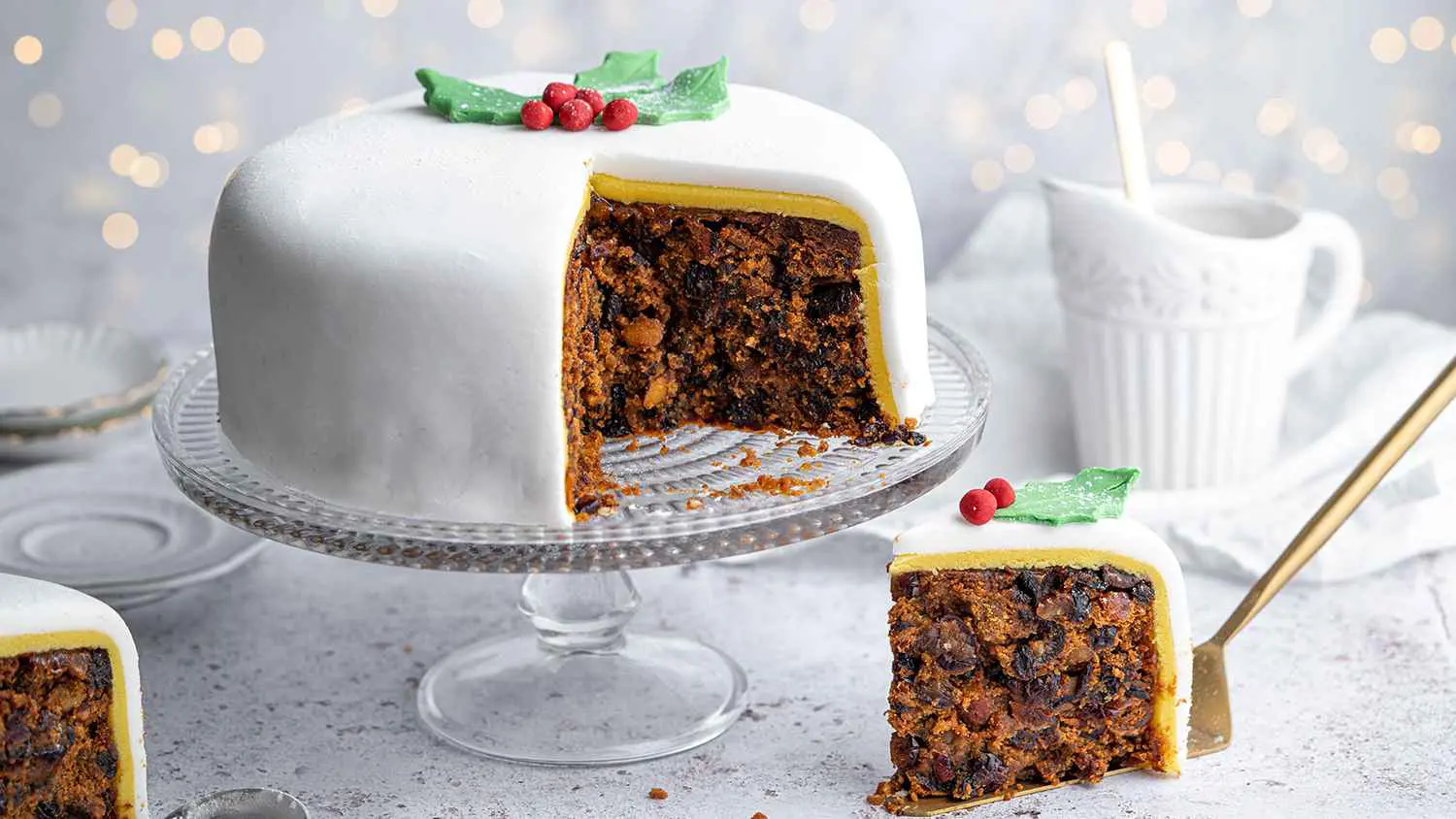 "دون دافع".. سيدة تقتل عائلتها بكعكة عيد ميلاد مسمومة (صور)