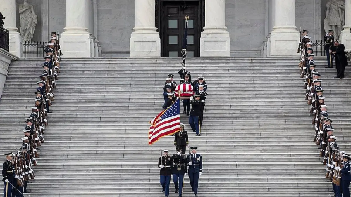 زعماء أمريكيون وأجانب يشيّعون بوش الأب "رجل الدولة العسكري" في جنازة مهيبة (فيديو وصور)