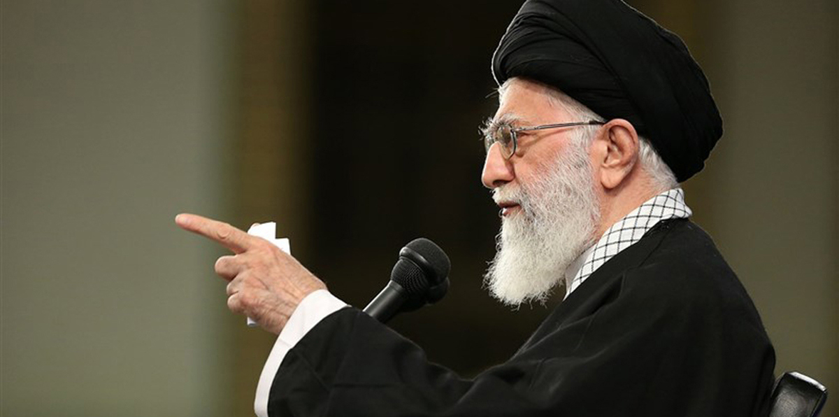 إيران تعتقل طالبًا جامعيًا انتقد أوضاع البلاد أمام خامنئي