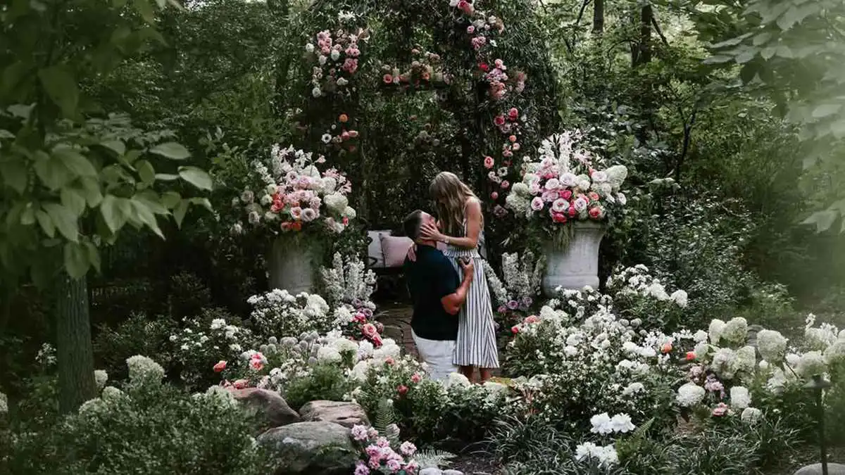 خاتم ماسي نادر و100 ضيف.. تفاصيل خطوبة تايلور سويفت وترافيس كيلسي