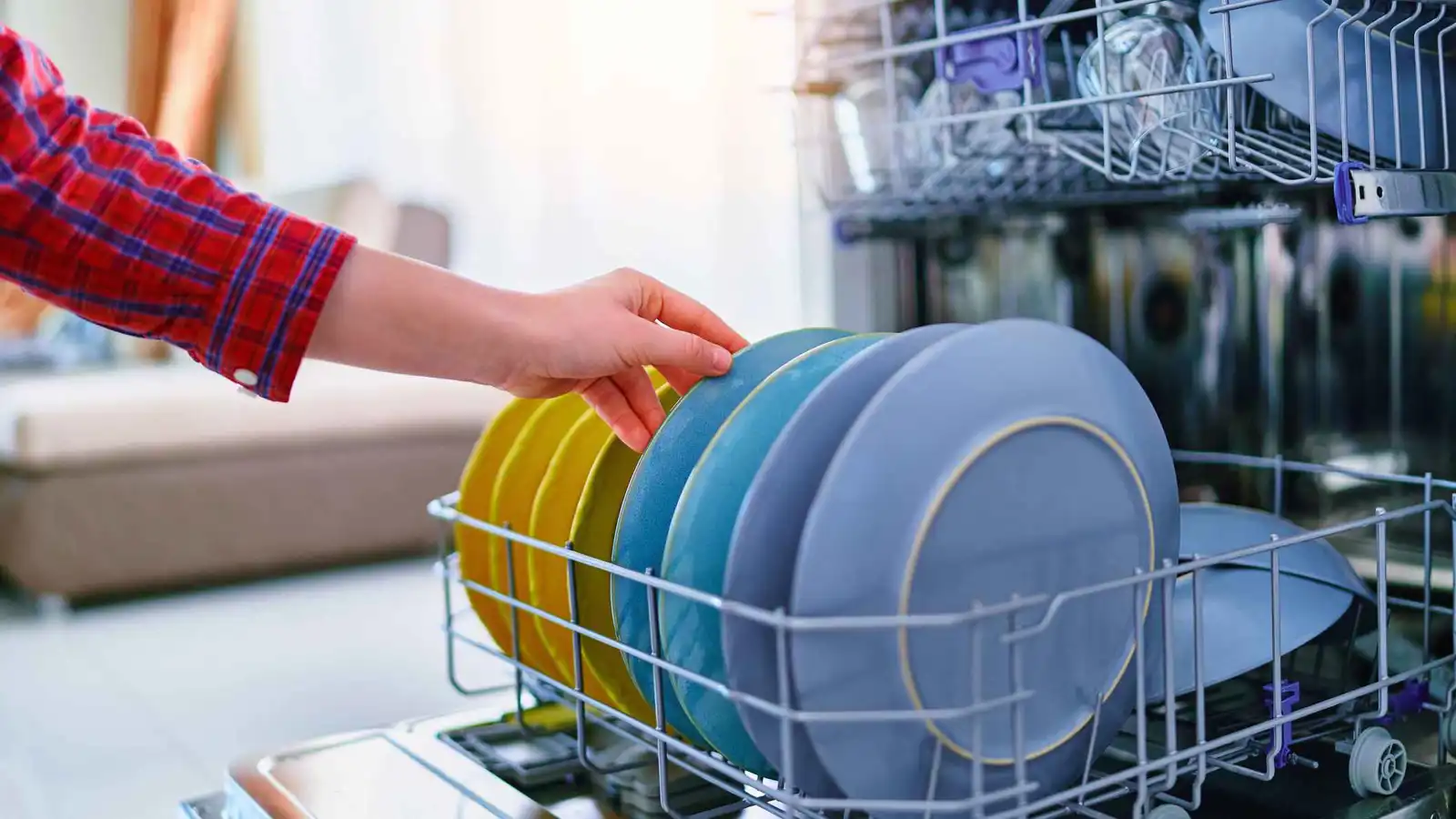 3 أدوات تجنب وضعها في غسالة الأطباق