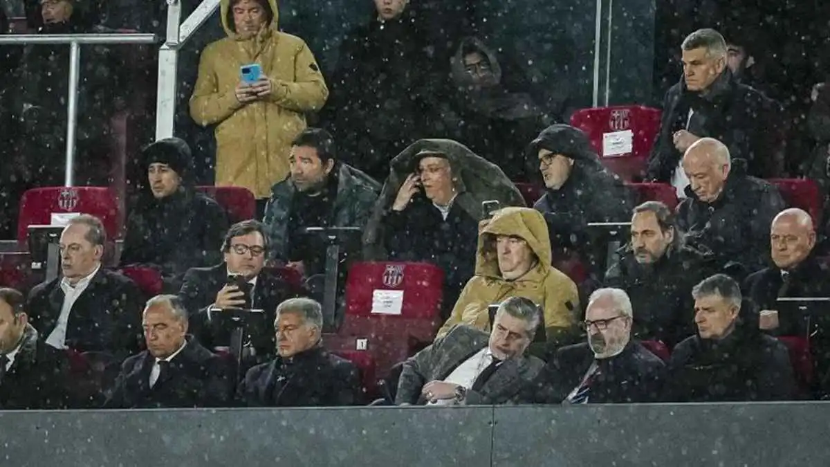 المطر فاجأنا.. لابورتا يرد على أزمة تسرب المياه من سقف "كامب نو"