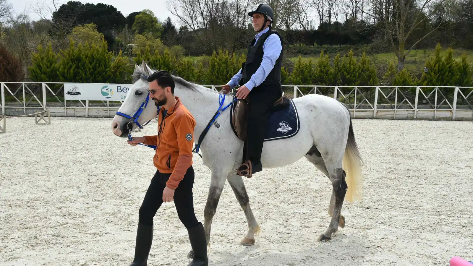 ركوب الخيل وتجديل شعرها.. مدينة تعالج مسنّيها بطريقة لافتة (فيديو)