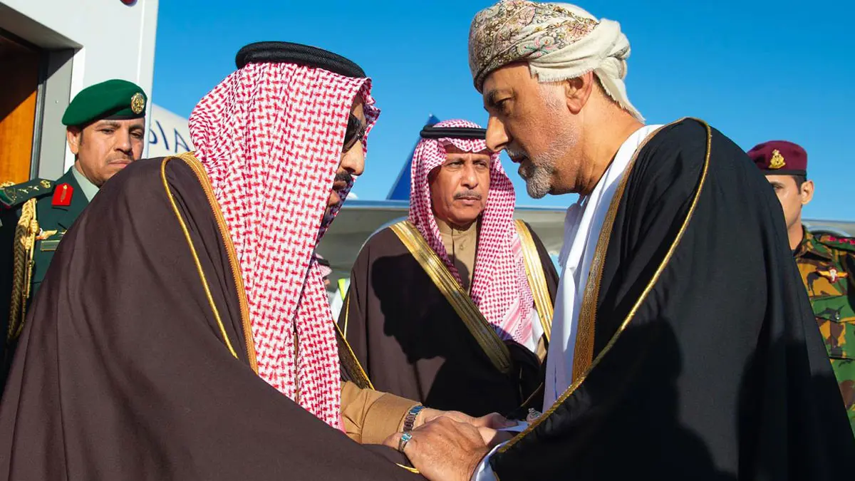وصول الملك سلمان إلى عُمان لتقديم العزاء بوفاة السلطان قابوس (صور)