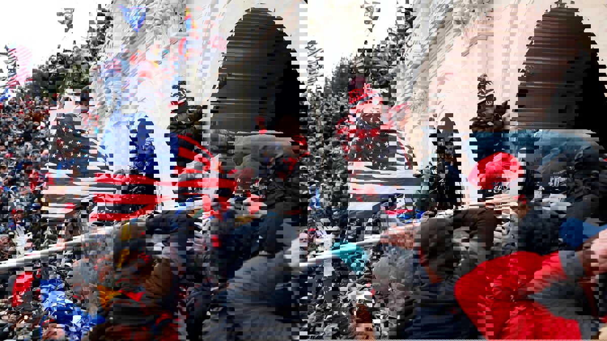 "واشنطن بوست": الديمقراطية الأمريكية لم تتعاف بعد من اقتحام "الكابيتول"