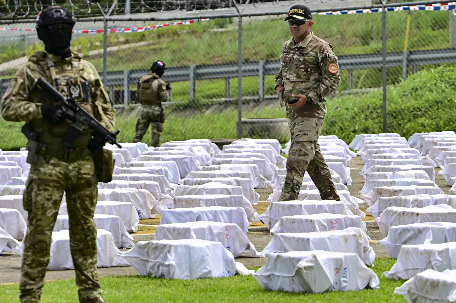 ضباط الخدمة الجوية البحرية الوطنية في بنما يحرسون 12 طنًا من الكوكايين