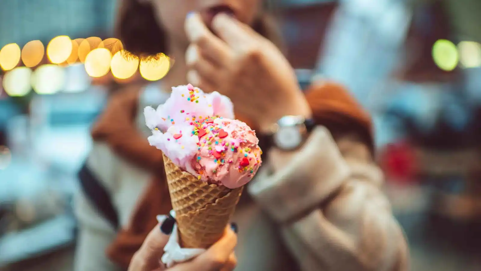 من الحشرات إلى الميكروبات.. 7 مكونات صادمة تختبئ في أطعمتك المفضلة