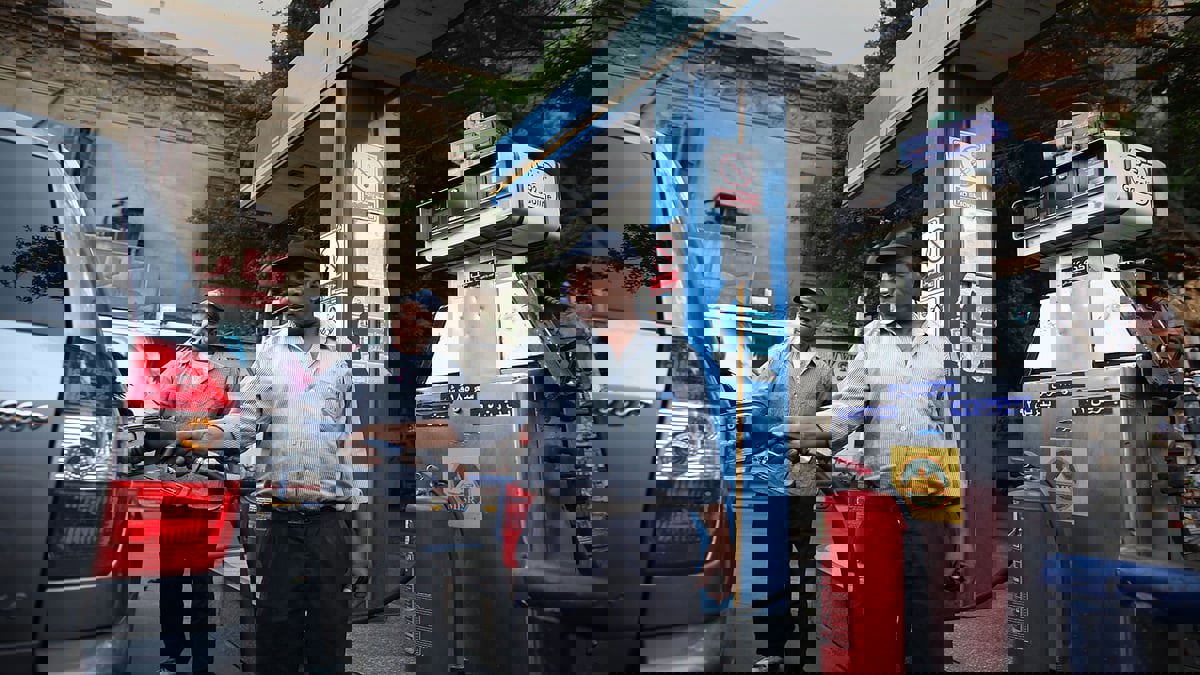 الحكومة المصرية تثبت أسعار بيع السولار والبنزين
