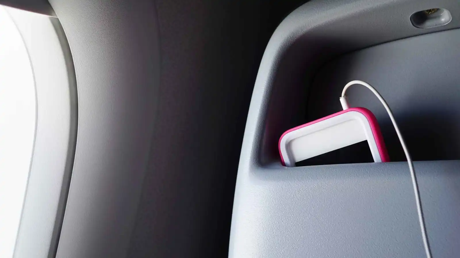 "ممنوع العودة".. هل تفقد أغراضك للأبد إذا نسيتها في الطائرة؟