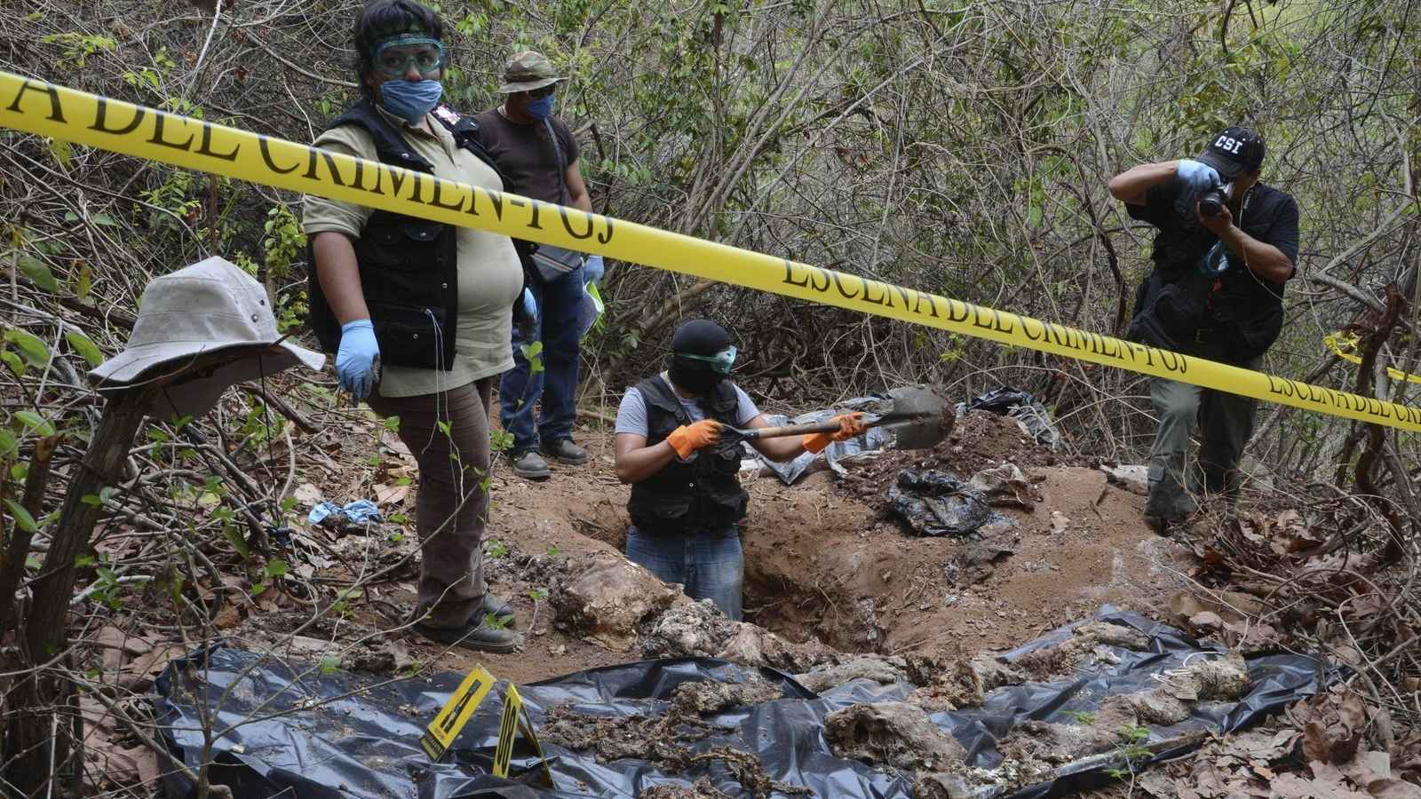 العثور على 12 جثة داخل قبور سرية في المكسيك