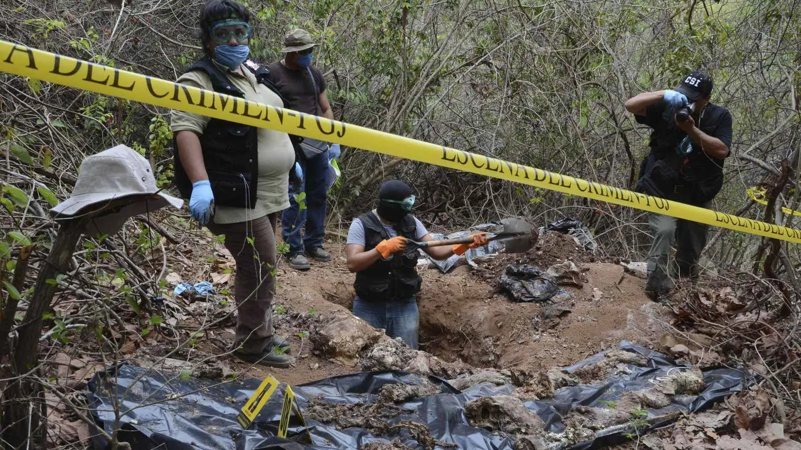 العثور على 12 جثة داخل قبور سرية في المكسيك