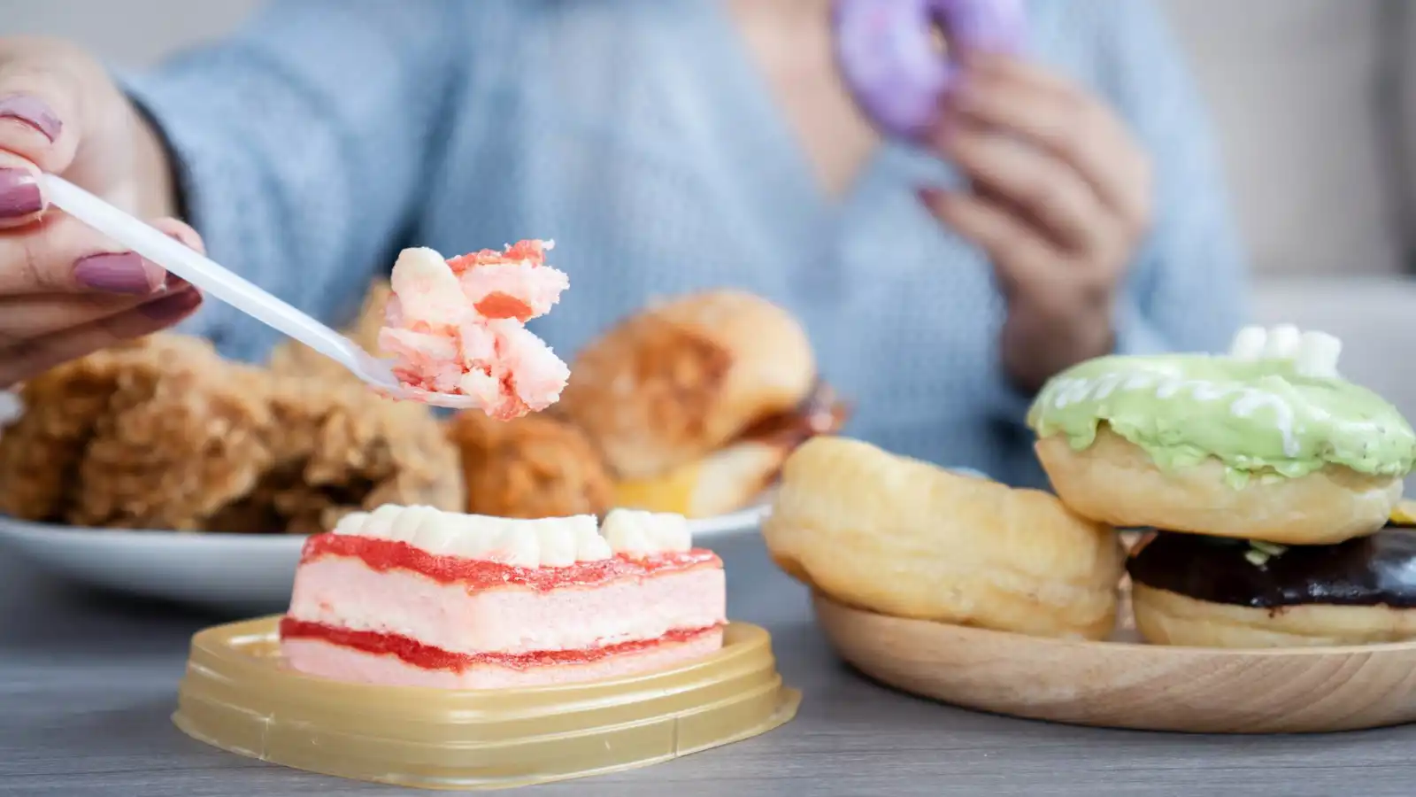 إشارات خفية من الجسم وراء الرغبة الشديدة في تناول السكر