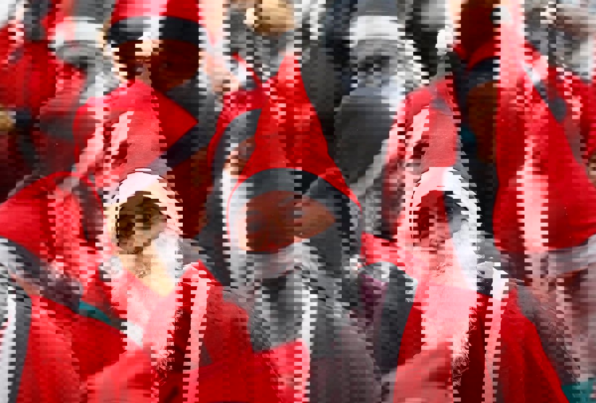 أثناء محاولته مفاجأة الأطفال.. بابا نويل يسقط من برج شاهق