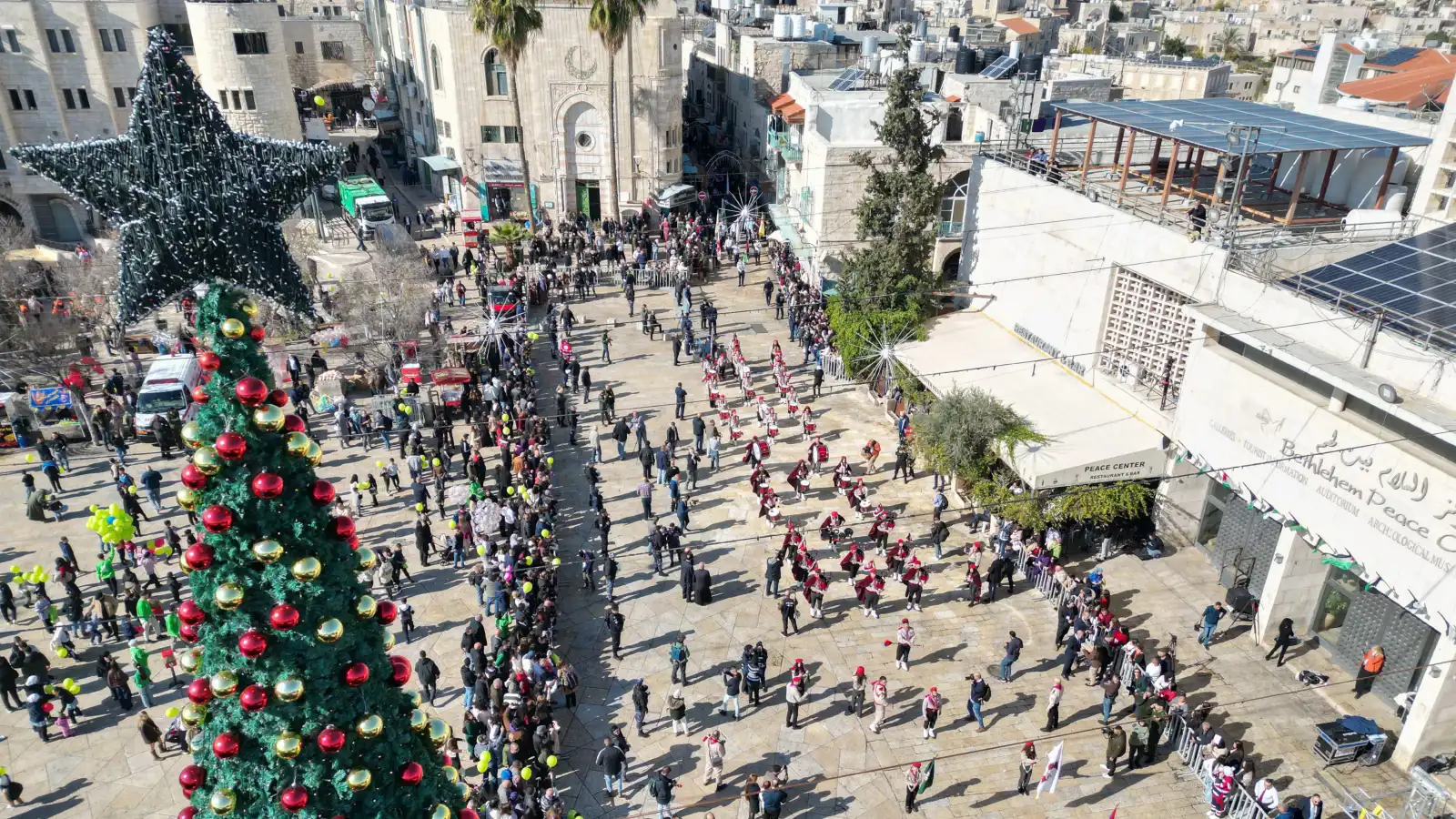 احتفالات عيد الميلاد تعود إلى بيت لحم بعد عامين من الحرب على غزة