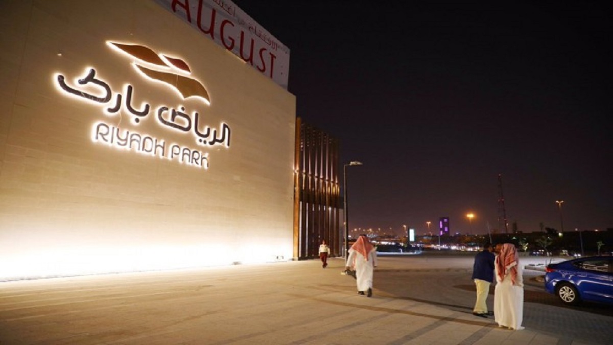 جدل واسع بعد منع فتاة سعودية من دخول مركز تجاري بسبب فستانها (فيديو)