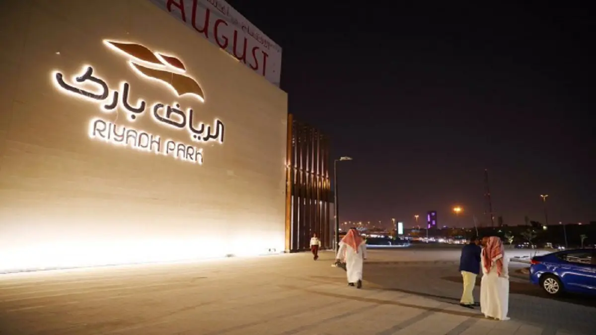 جدل واسع بعد منع فتاة سعودية من دخول مركز تجاري بسبب فستانها (فيديو)