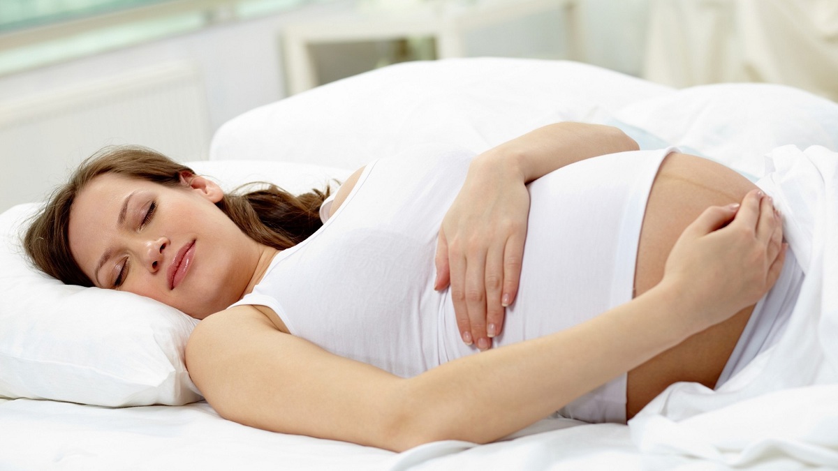 على عكس الشائع.. نوم الحامل على ظهرها يزيد من خطر وفاة الجنين