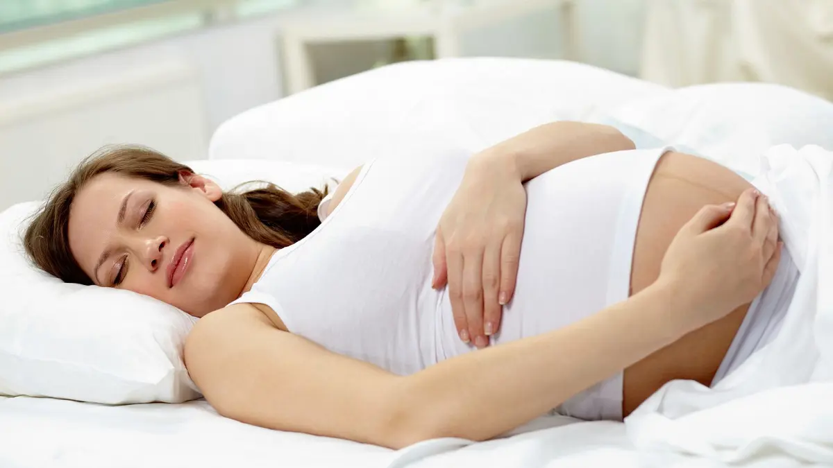 على عكس الشائع.. نوم الحامل على ظهرها يزيد من خطر وفاة الجنين