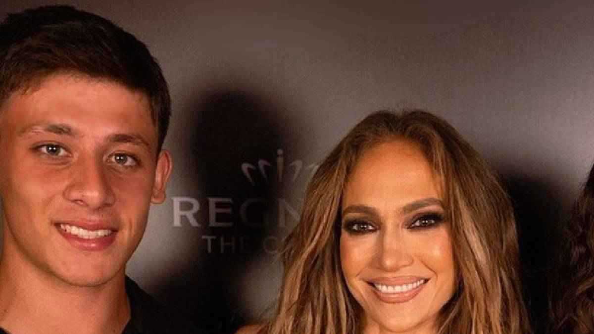 أردا غولر يفاجئ متابعيه بالظهور مع جنيفير لوبيز (فيديو)