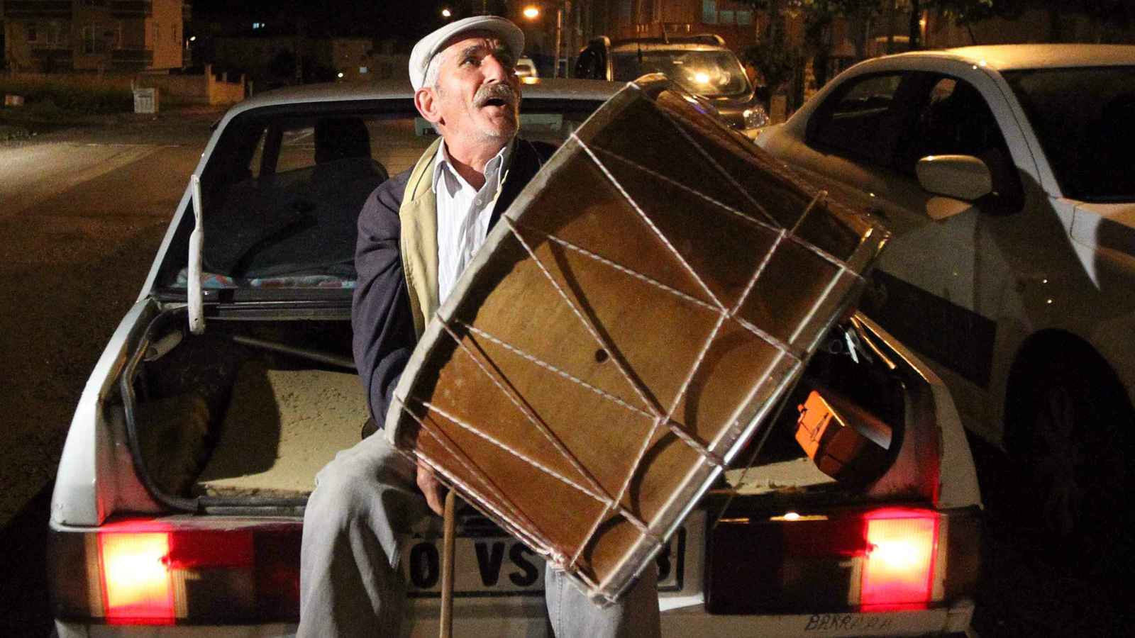 المسحراتي.. مهنة رسمية ترمز للهوية الإسلامية في تركيا (فيديو)