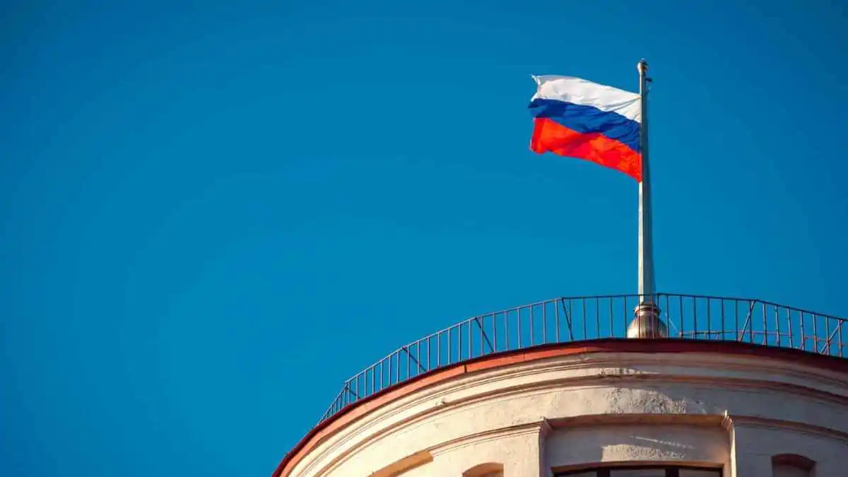 موسكو تستدعي سفير فنلندا بعد حرق العلم الروسي في هلسنكي