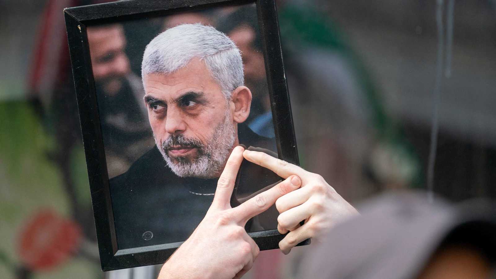 قبل مقتله بأيام.. إسرائيل تبث فيديو جديد ليحيى السنوار في غزة (فيديو)