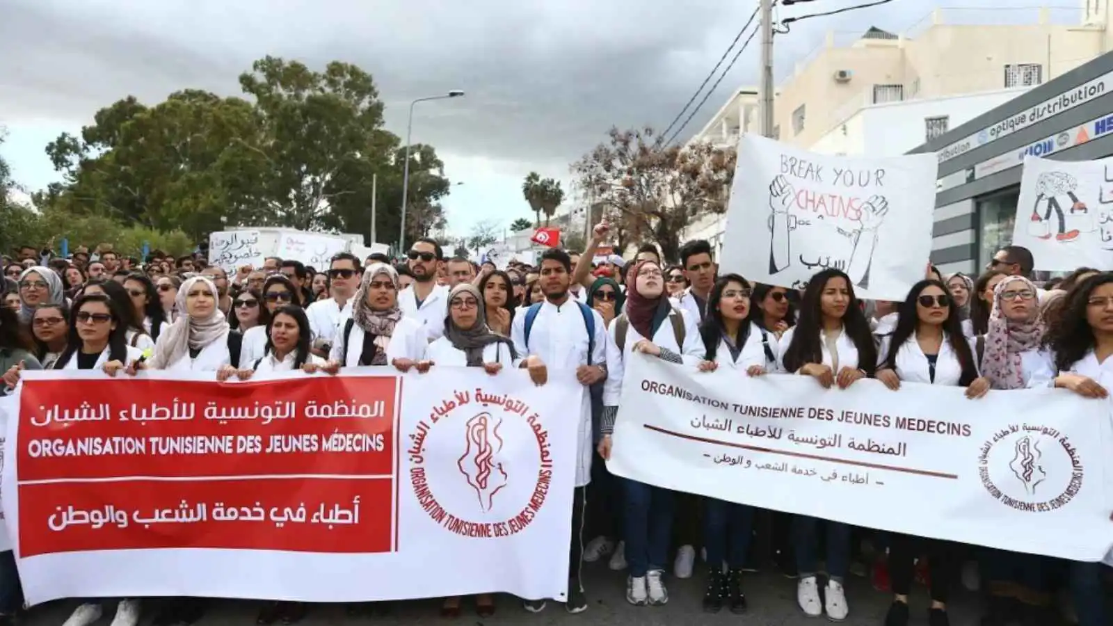 إضراب للأطباء الشبان يشل المستشفيات في تونس
