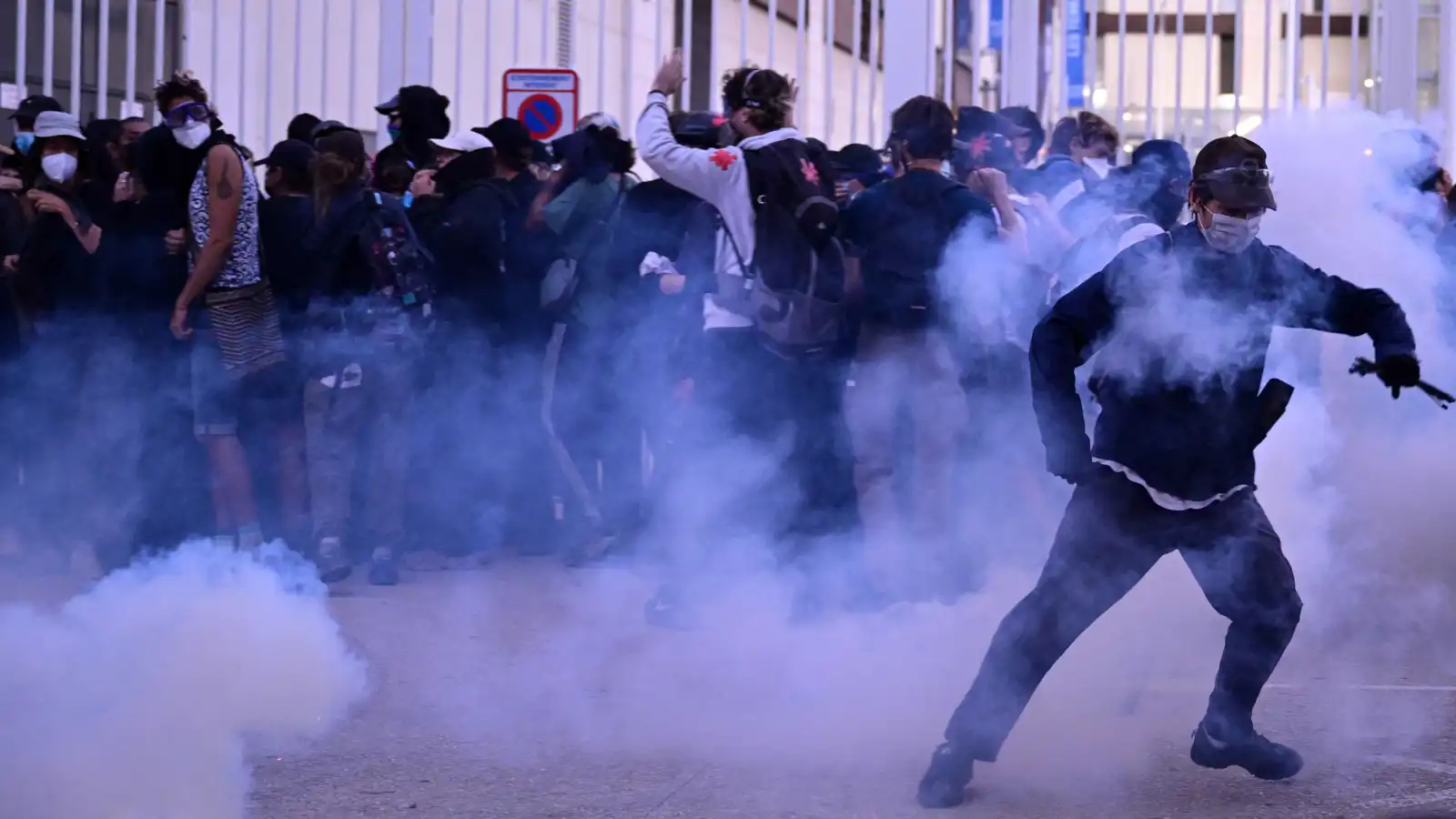 فرنسا على حافة التمرد.. "احتجاجات الطاقة" تنذر حكومة لوكورنو بتماس عنيف