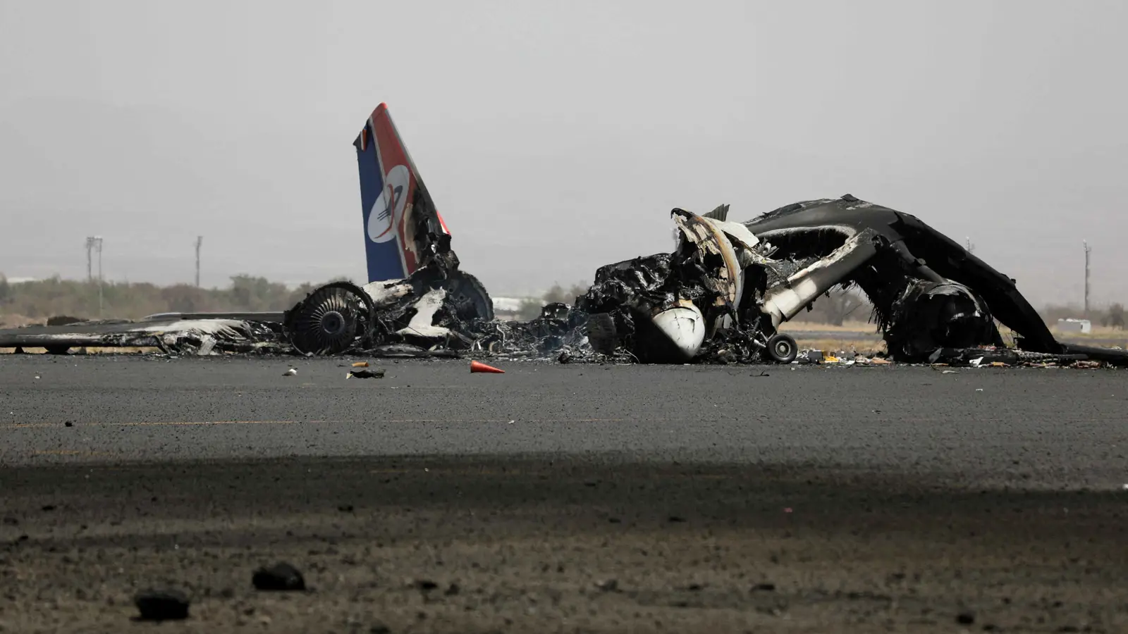 الحكومة اليمنية تتهم الحوثيين بتعمّد تدمير أسطول الطائرات في صنعاء