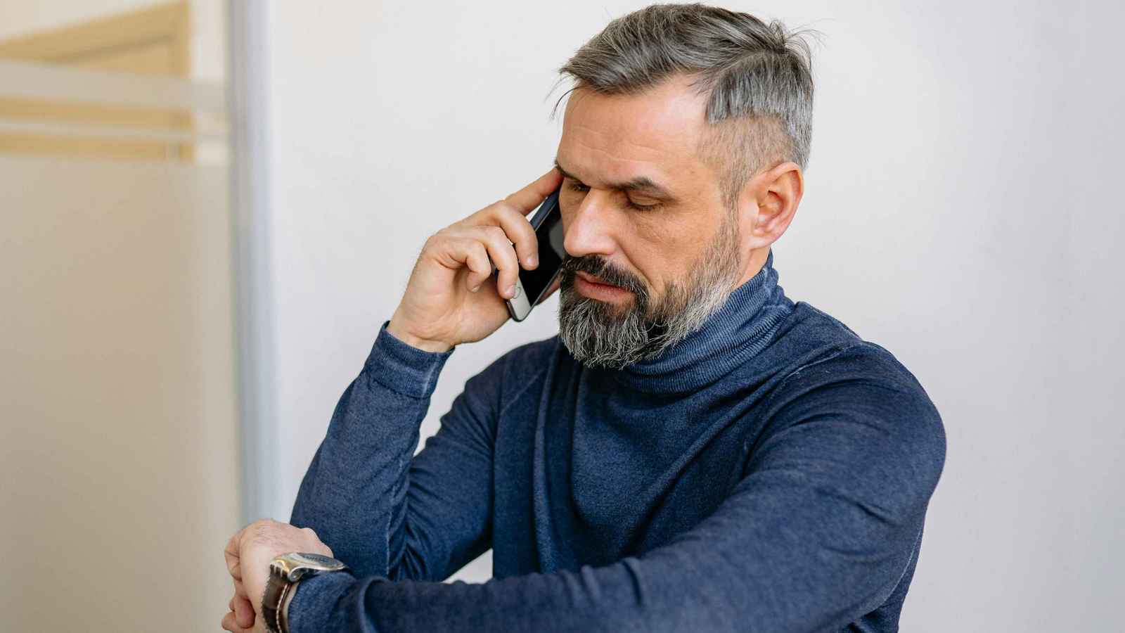 بعيدا عن العوامل الوراثية.. ما أسباب الشيب المبكر؟