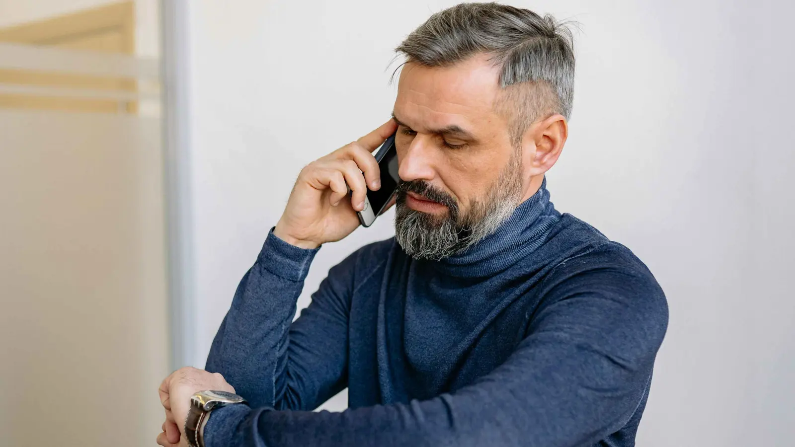 بعيدا عن العوامل الوراثية.. ما أسباب الشيب المبكر؟