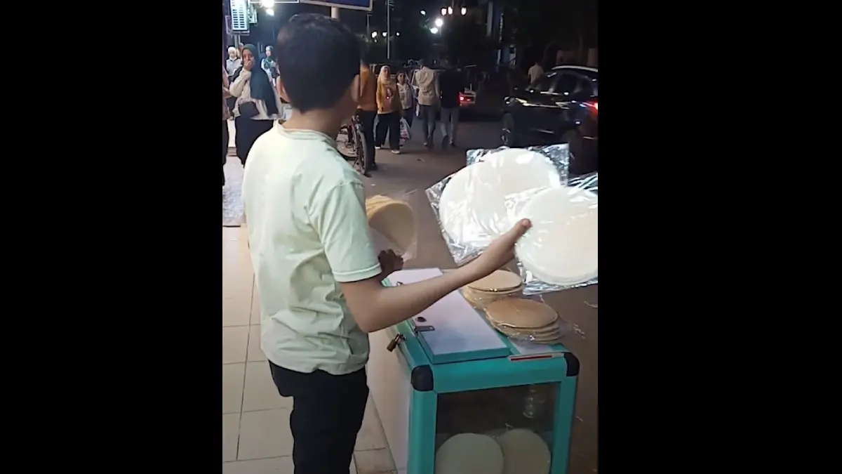  يحلم بأن يكون طبيباً.. تعرف على أصغر بائع "فريسكا" في مصر