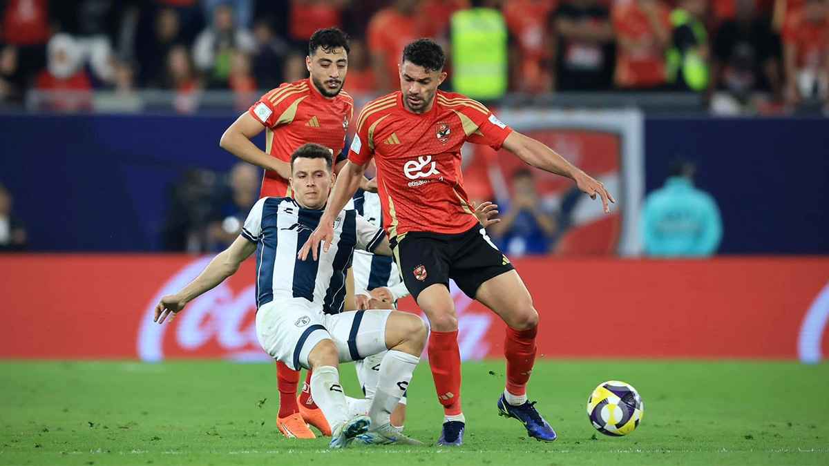 "قلبي يقطر دما".. تعليق مثير من عمرو أديب بعد خسارة الأهلي المصري (فيديو)