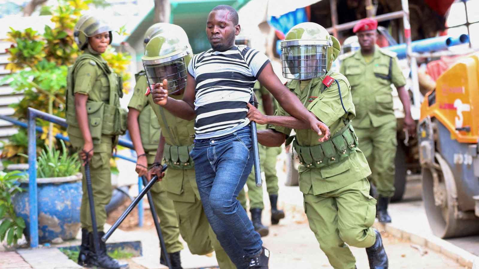 وسط توترات واستنفار أمني.. تنزانيا تبدأ محاكمة زعيم المعارضة