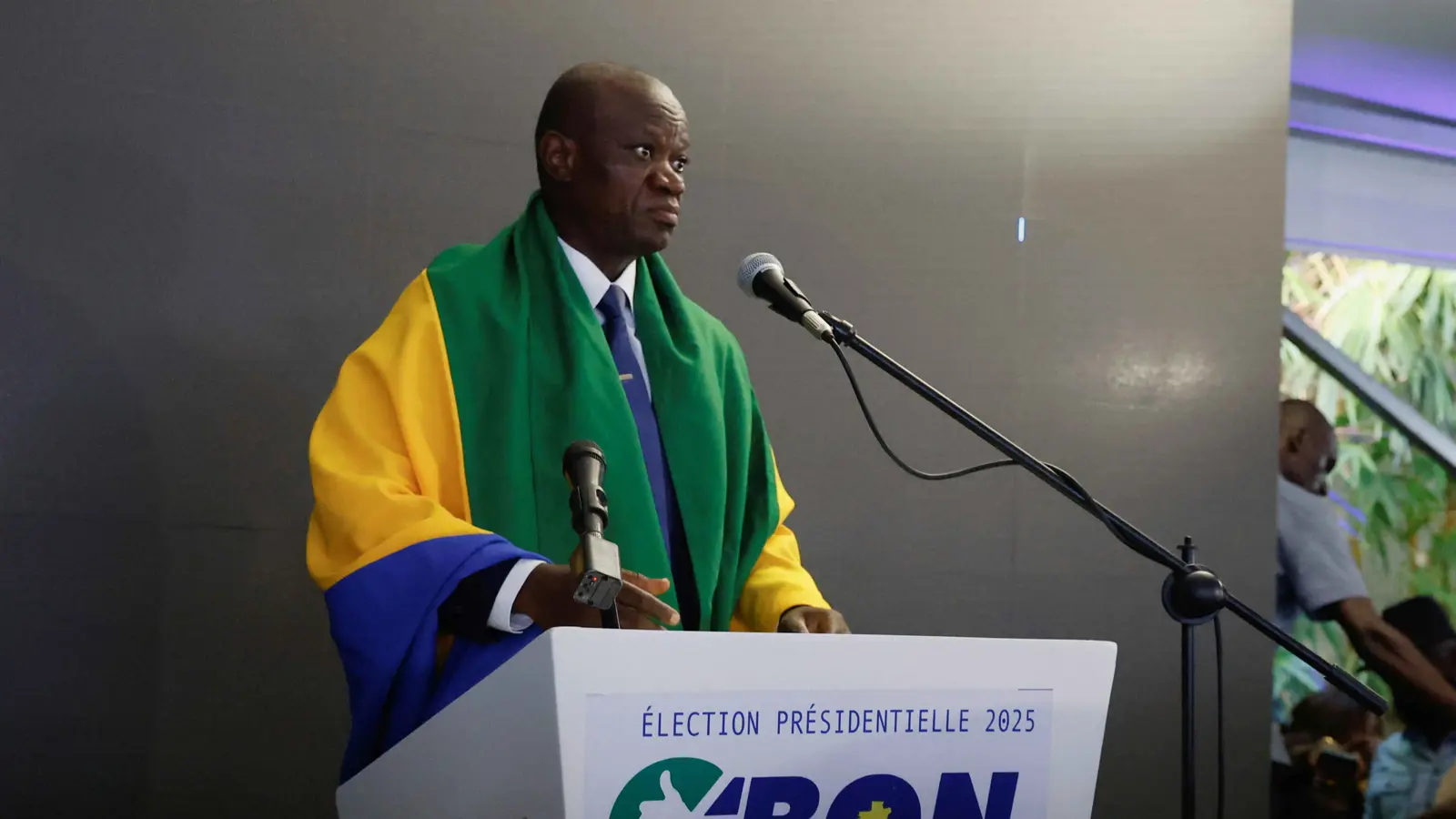 الغابون.. 4 نساء وراء صعود أوليغي نغيما للرئاسة