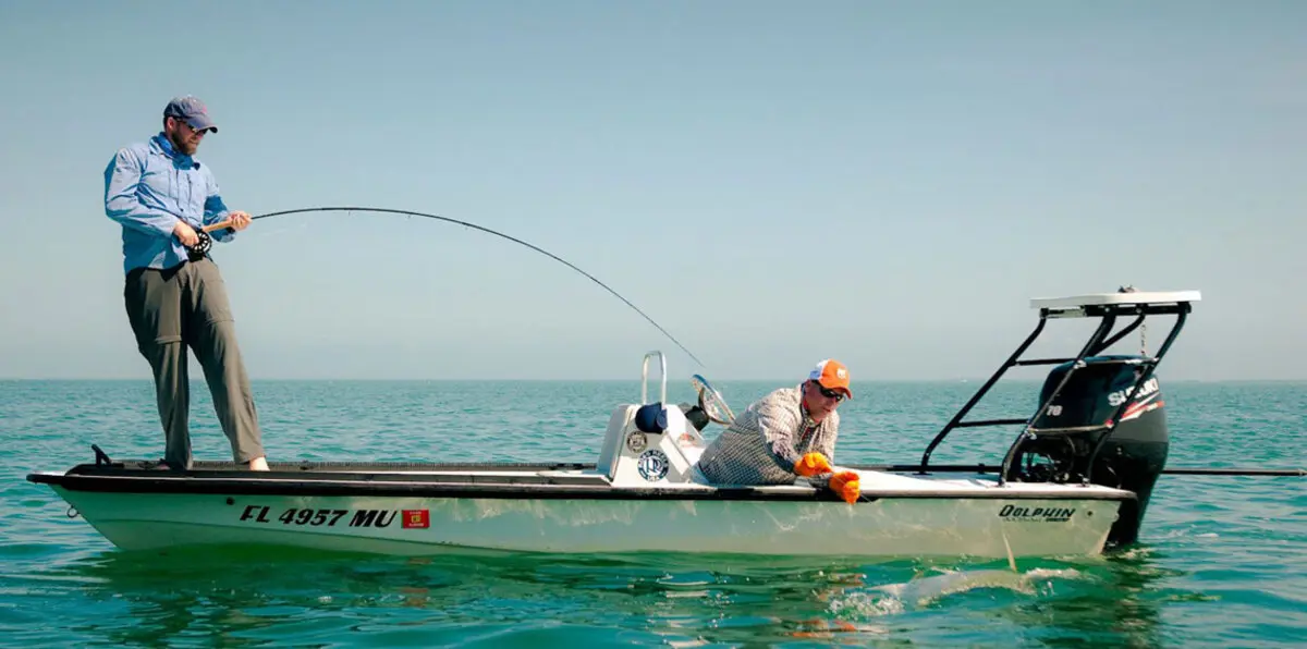 الكويت تسلّم بغداد 6 صيادين عراقيين احتجزتهم لأيام (صور)