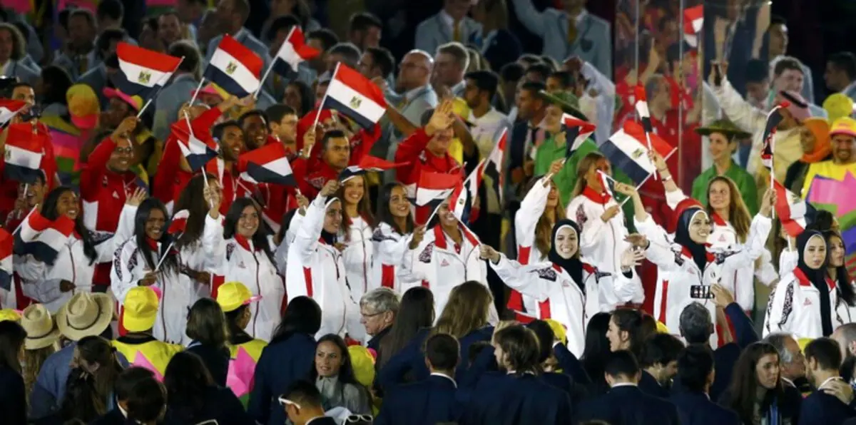 مصري يرفع علم السعودية بحفل افتتاح الأولمبياد ويسبب أزمة كبيرة (فيديو)