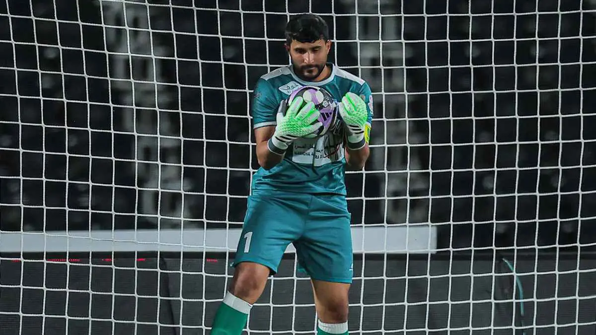 الفيفا لا يشترط التفرغ.. تعليق مفاجئ من عبد الله فلاته حول أزمة رافع الرويلي