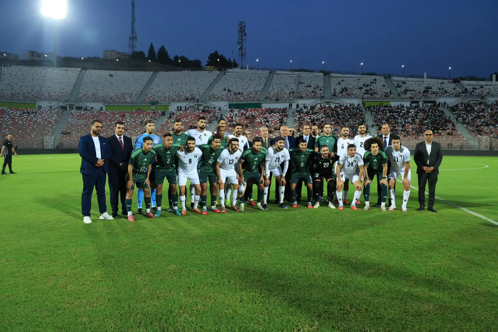 لاعبو منتخب فلسطين والجزائر