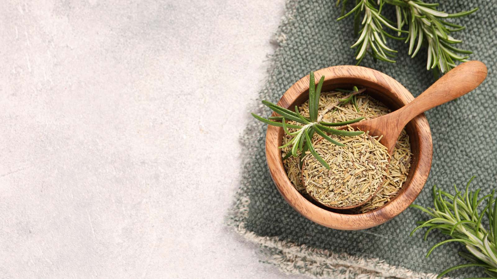 مركب طبيعي في إكليل الجبل قد يساهم في مكافحة الزهايمر