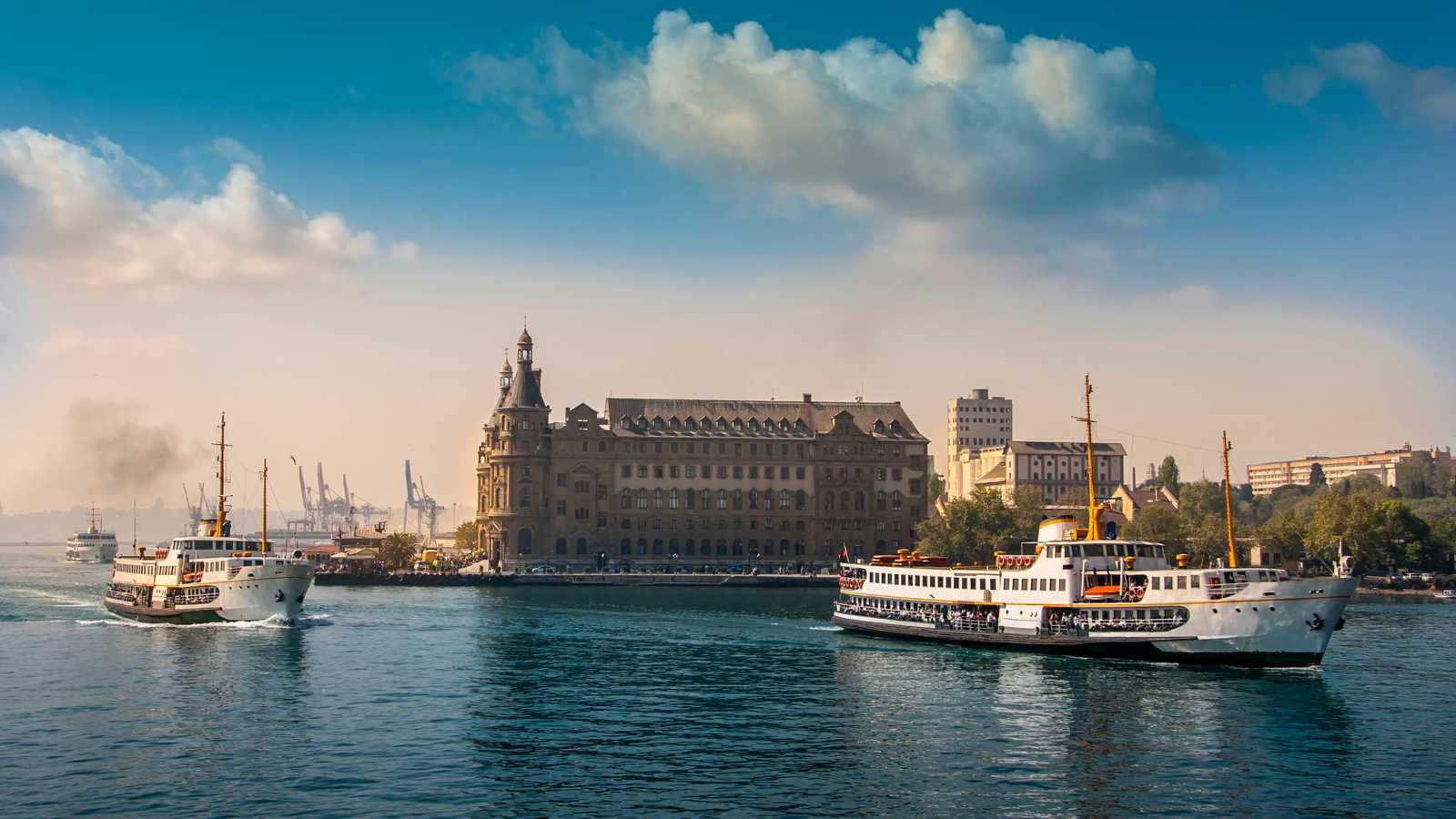 كاديكوي.. مزيج الشرق والغرب الذي يستهوي السياح في إسطنبول (صور)