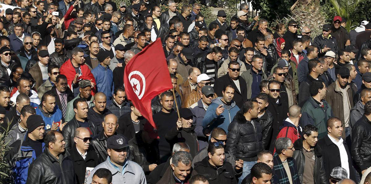 تعديل حكومي يشعل أزمة سياسية بين الأحزاب في تونس