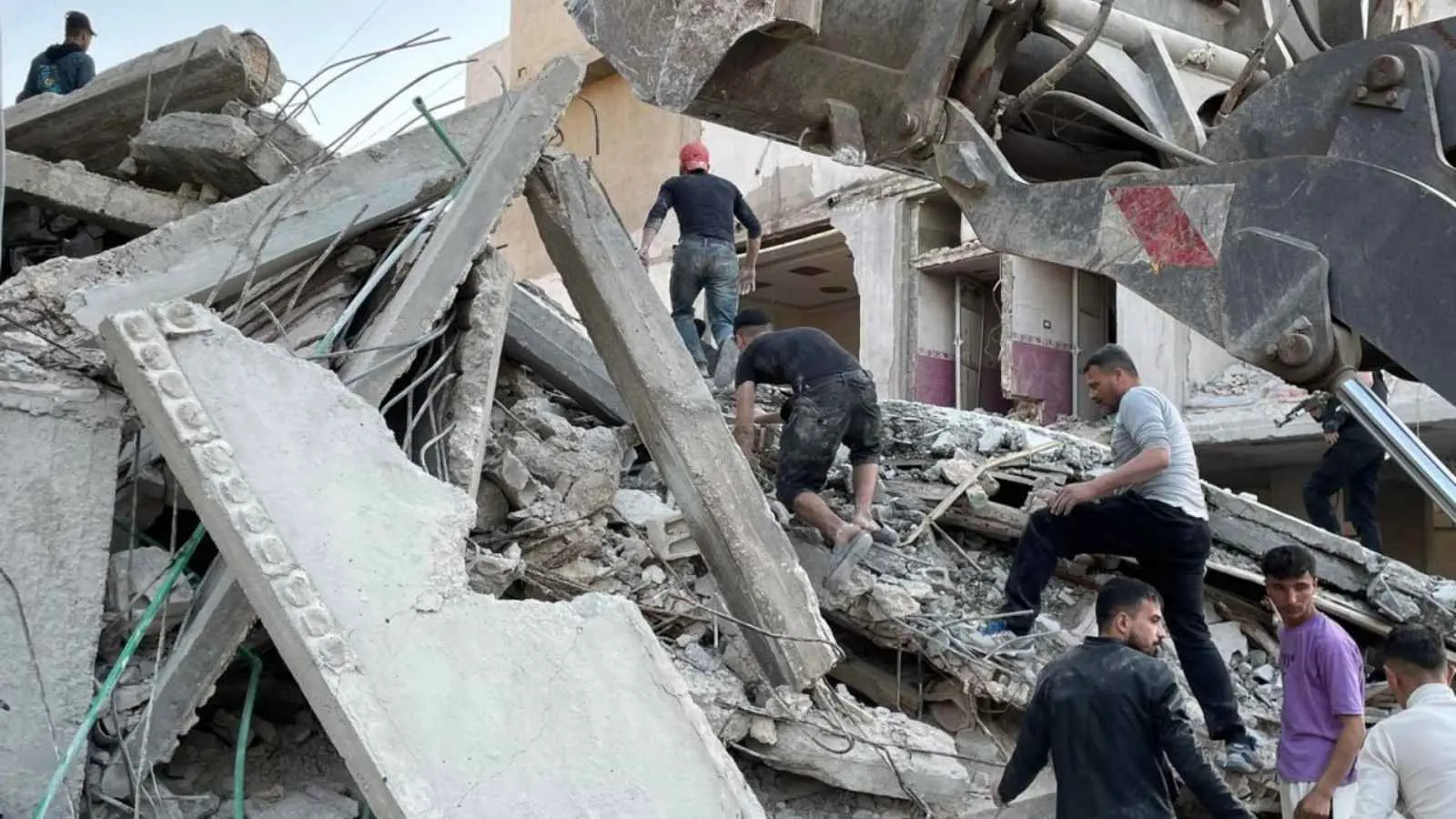 بينهم 3 نساء وطفلة.. ارتفاع حصيلة قتلى انفجار اللاذقية