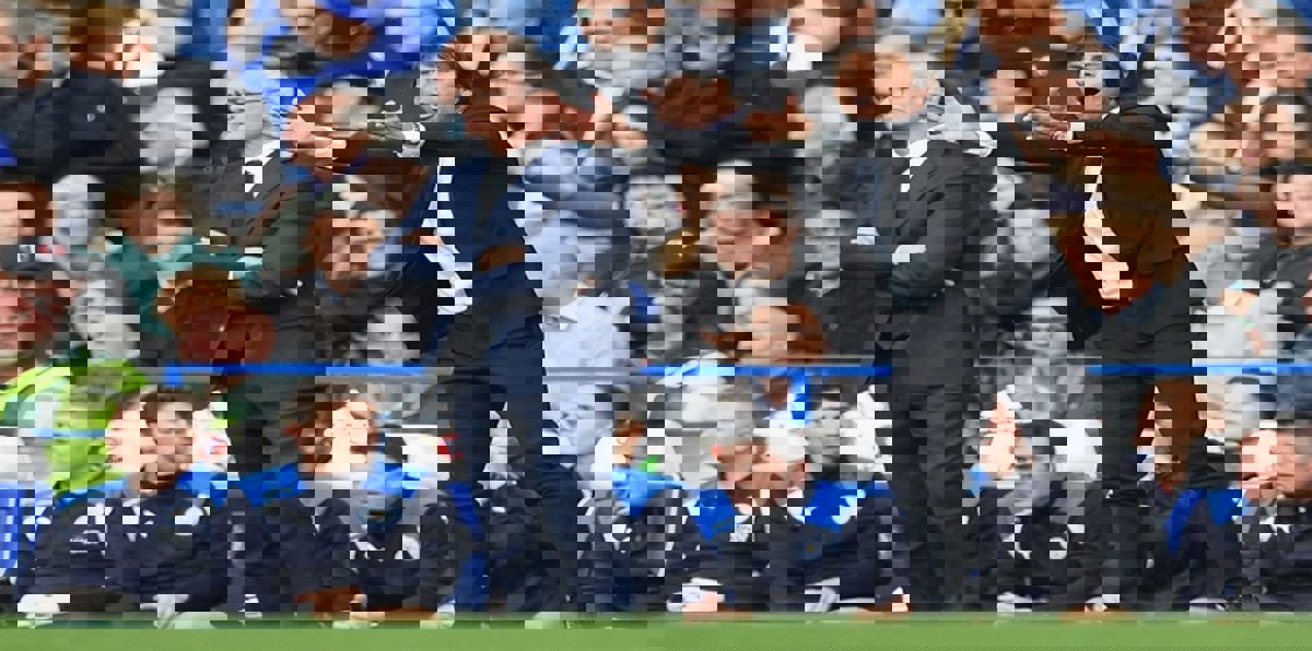 كيف يدور صدام كونتي ورانييري في موقعة ليستر سيتي وتشيلسي؟