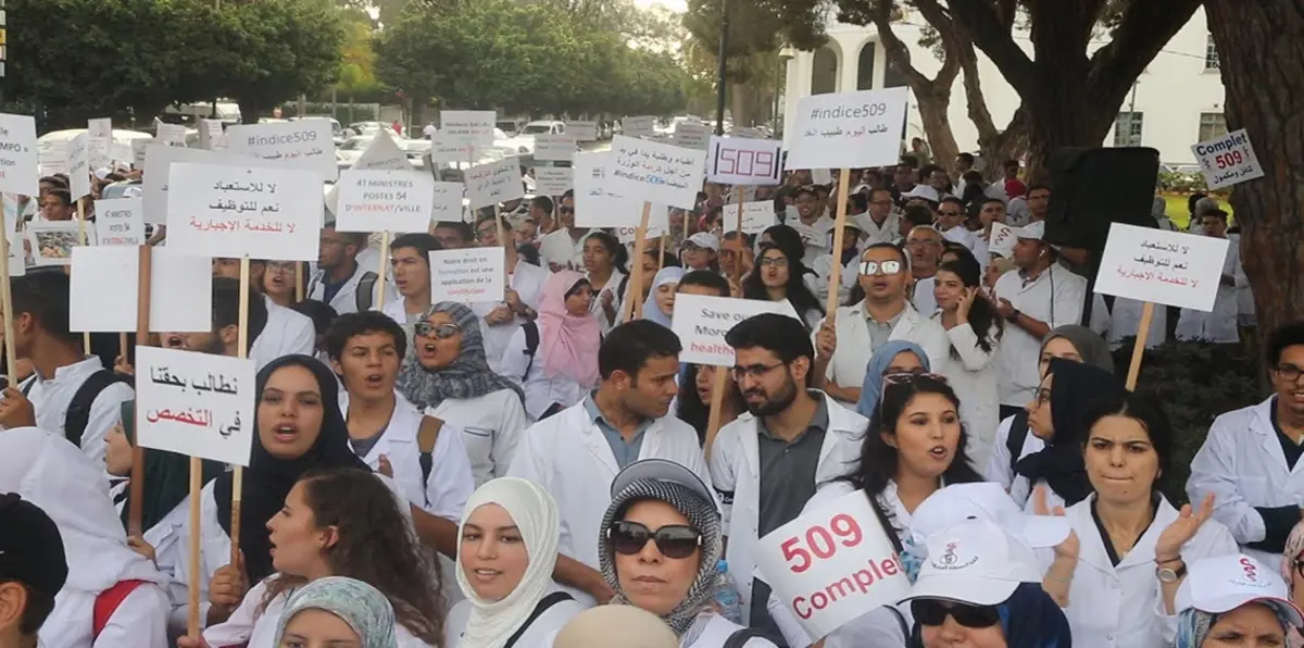 الجزائر.. حزب أويحيى يغيظ الأطباء المحتجين بشعار "العمل مقابل النفط"