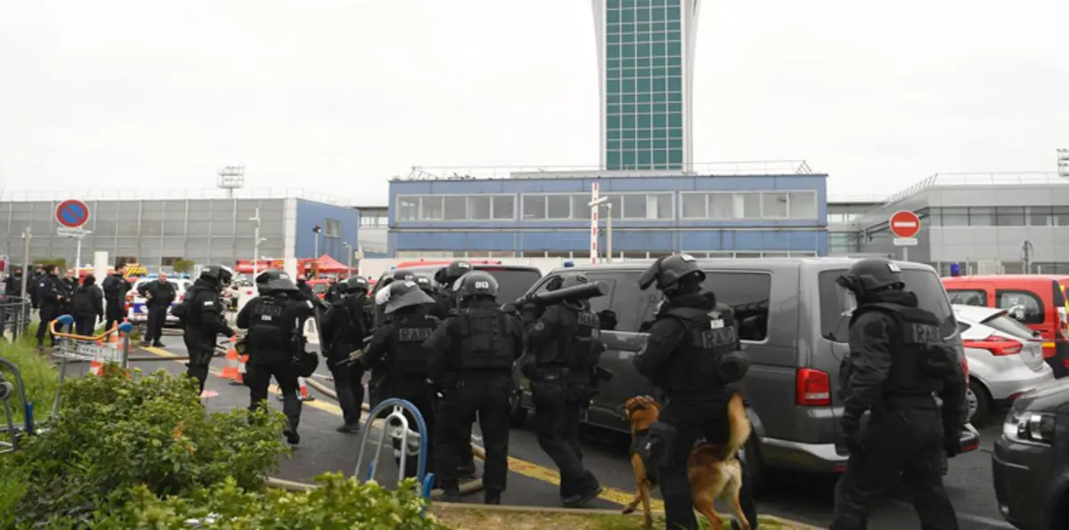 القصة الكاملة للهجوم على ثاني أكبر مطار في فرنسا (فيديو غرافيك)